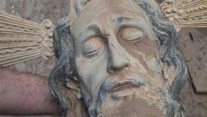 Lee más sobre el artículo Cristo embarrado de Paiporta, símbolo del dolor por los fallecidos y desaparecidos
