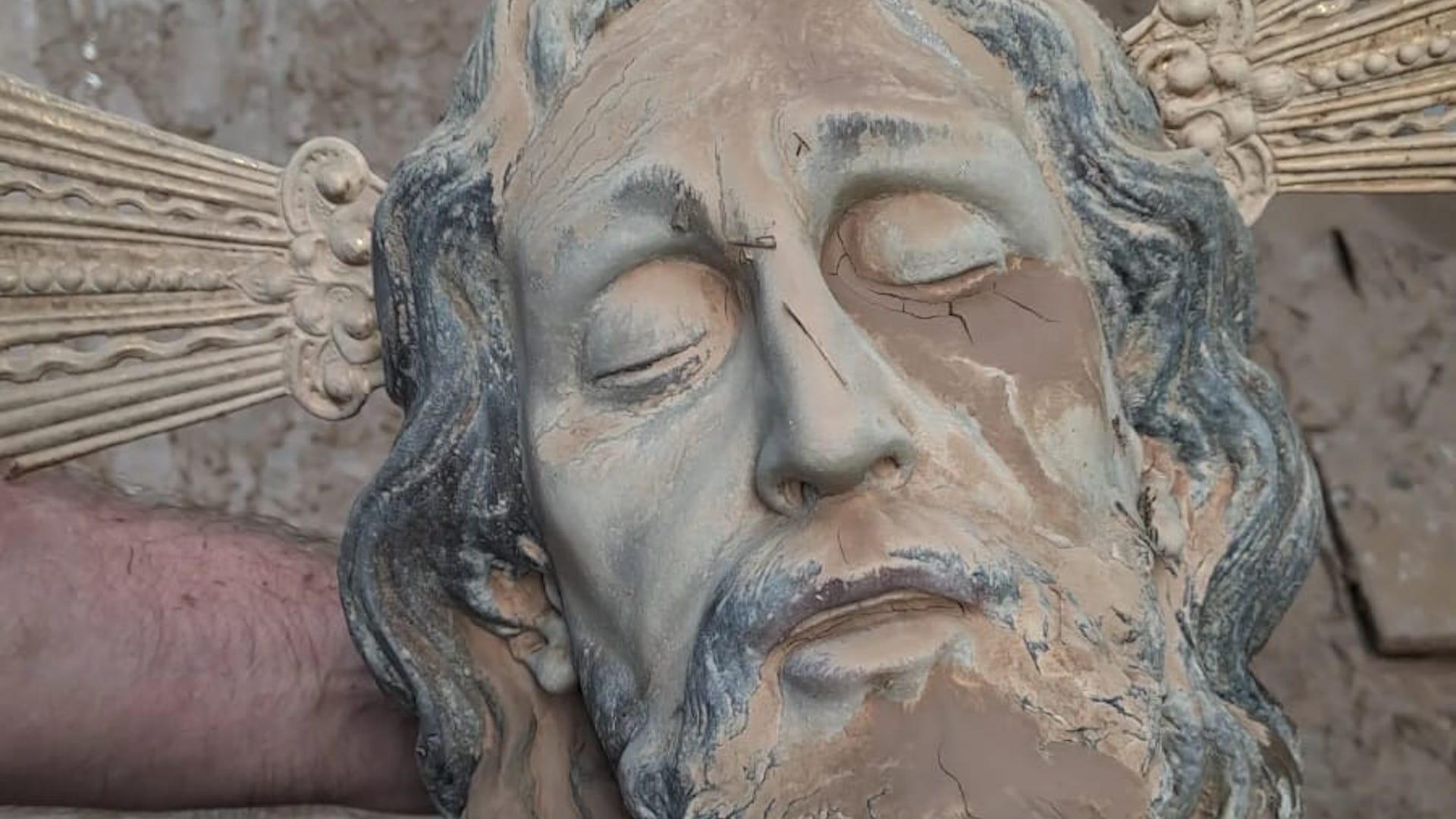 En este momento estás viendo Cristo embarrado de Paiporta, símbolo del dolor por los fallecidos y desaparecidos