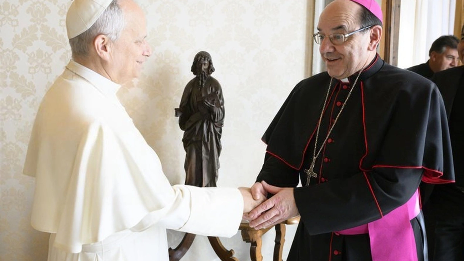 En este momento estás viendo Mons. Roselló, obispo responsable de la Pastoral Penitenciaria, obsequió al Papa una figura hecha por un preso de Castellón