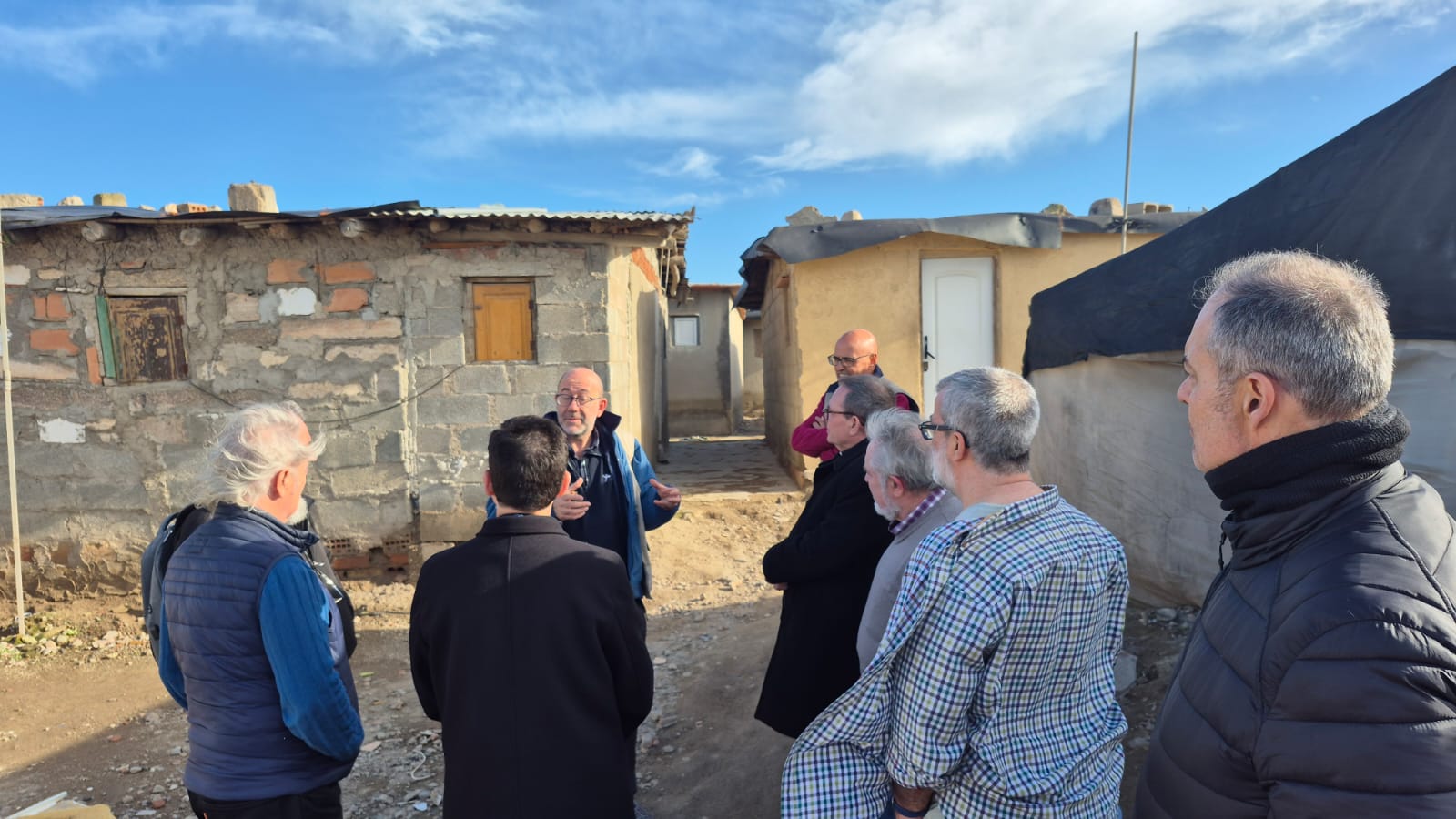 En este momento estás viendo Adentrarse en la realidad de las personas migrantes y pisar los asentamientos nos humaniza e impulsa a posicionarnos a su lado