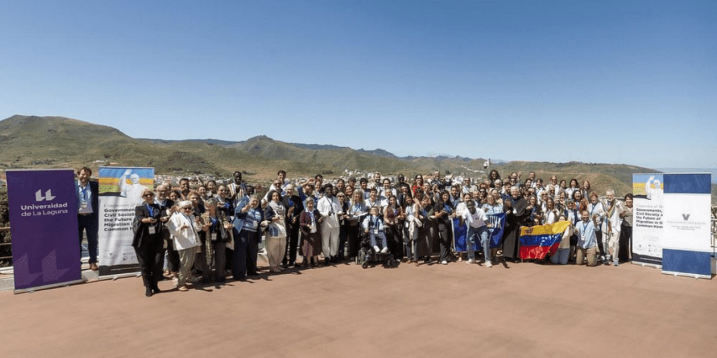 Foto final de cierre con todas las personas y entidades participantes del Simposio Internacional a Tenerife el 13 de junio de 2026